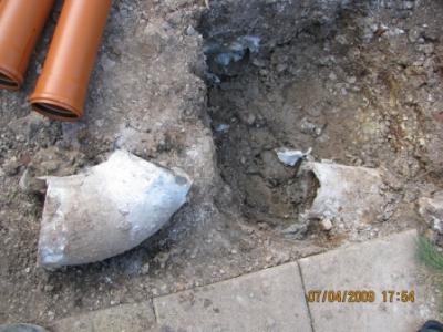 Betonrohre ausgegraben Betonrohre ausgegraben